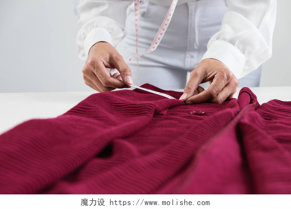 一位服装设计师在裁制衣服两个年轻的裁缝或设计师同事工作作为时尚 d